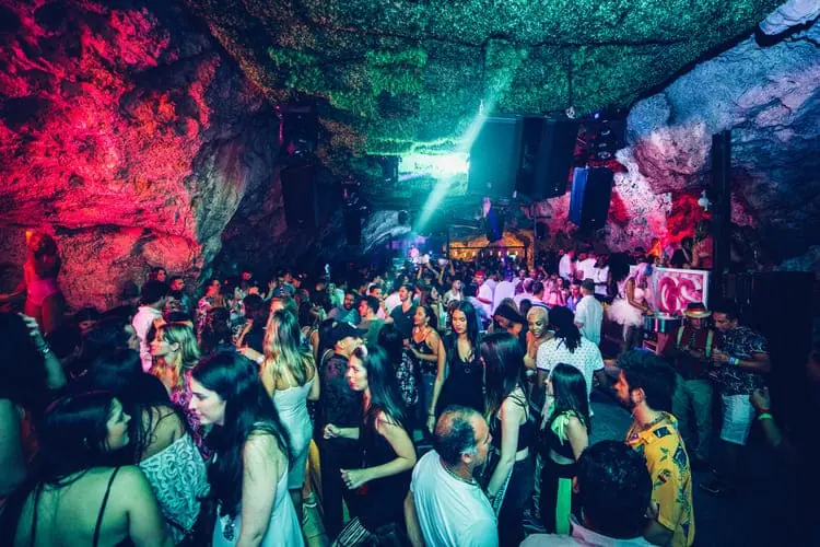 multidão na pista de dança em festa noturna dentro da caverna Imagine Punta Cana
