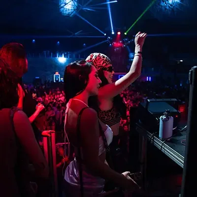 Interior iluminado da caverna natural do Imagine Punta Cana — vista 1