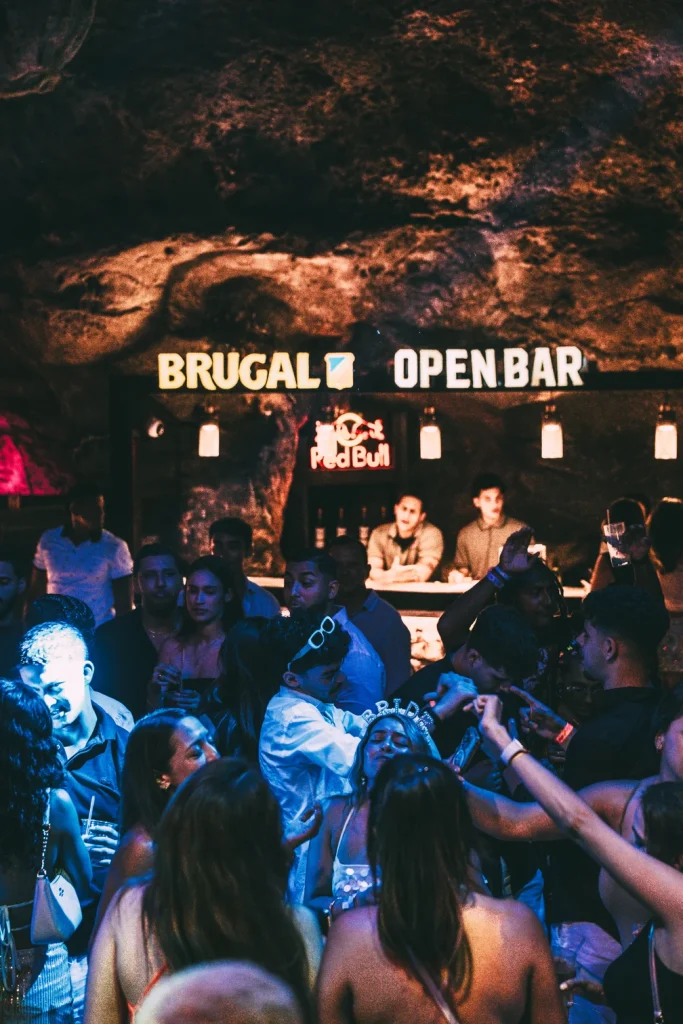 Open bar Brugal com Red Bull e multidão dançando no Imagine Punta Cana, clube em caverna natural