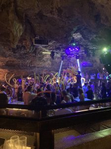 Festa de despedida de solteiro dentro da caverna da Imagine Punta Cana