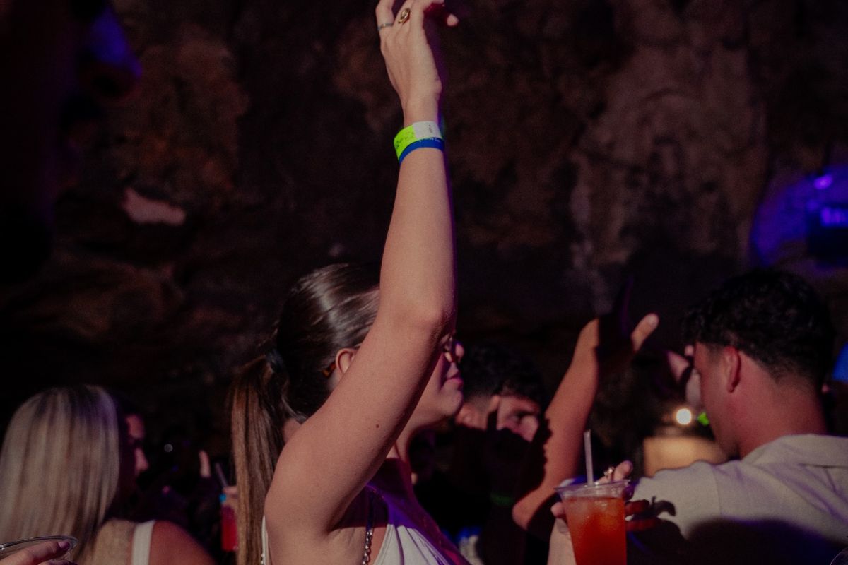 Grupo comemorando aniversário na Imagine Punta Cana, balada dentro de uma caverna natural